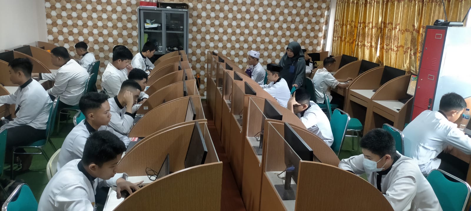 SMP Unggulan Al-Fityan School Gowa Ujian Sekolah Berbasis Komputer